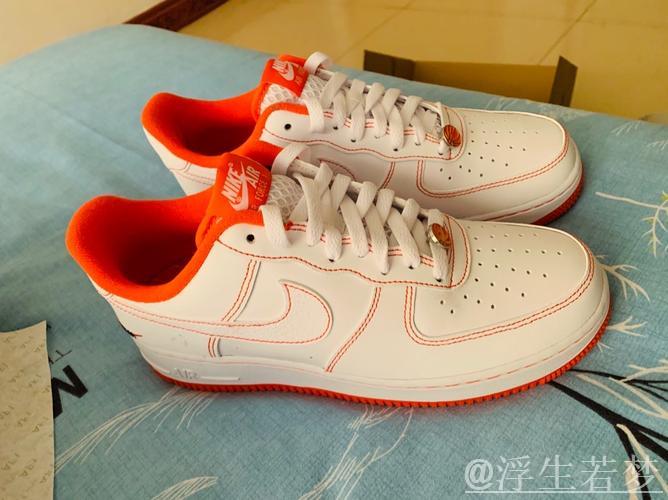 科比经典回忆!白橙配色AF1洛克公园版将于2026年秋季复刻登场 科比经典回忆!白橙配色AF1洛克公园版将于2026年秋季复刻登场